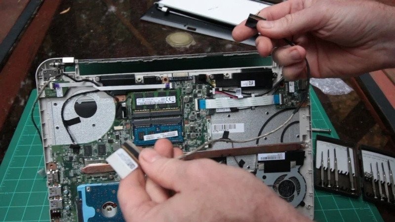Thực hiện tháo cáp màn hình laptop bị hỏng khỏi mainboard