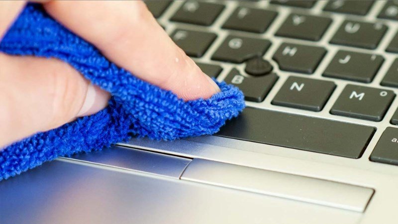 Thường xuyên làm sạch bề mặt của touchpad bằng cách dùng một khăn ẩm để lau nhẹ nhàng