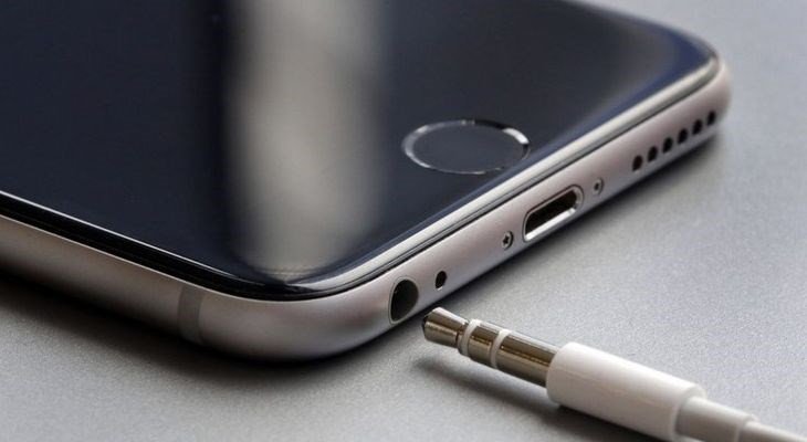 Tiện ích sạc và nghe nhạc đồng thời qua jack cắm tai nghe