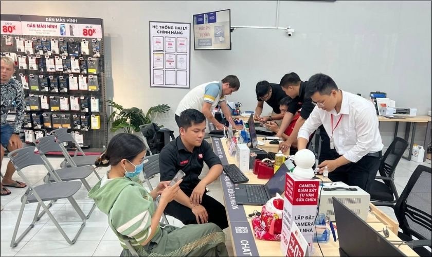 Tìm kiếm địa chỉ sửa chữa uy tín khi màn hình laptop bị giật sọc ngang nhấp nháy không thể tự khắc phục