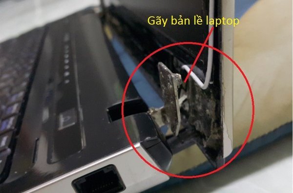 Tình trạng vỏ laptop bị gãy bản lề nặng, làm lộ linh kiện, cho thấy cần thay vỏ laptop bao nhiêu tiền