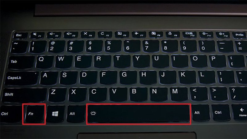 Tổ hợp phím Fn và Spacebar trên bàn phím laptop Lenovo để điều khiển đèn nền.