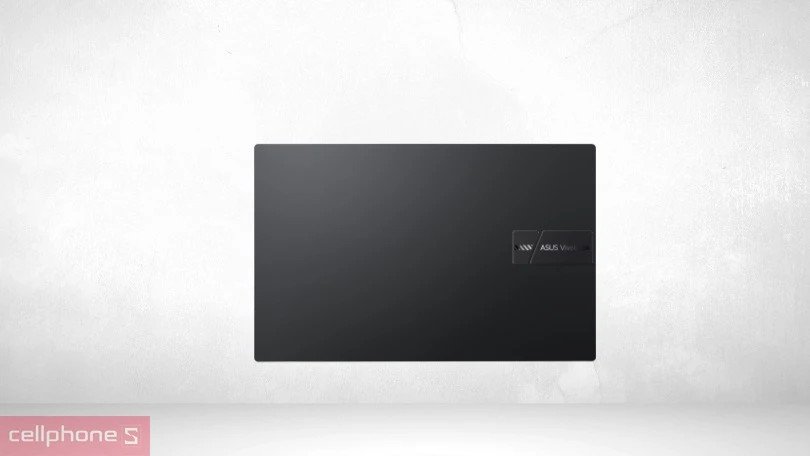 Toàn cảnh thiết kế hiện đại và tinh tế của mẫu laptop ASUS Vivobook 15 OLED.