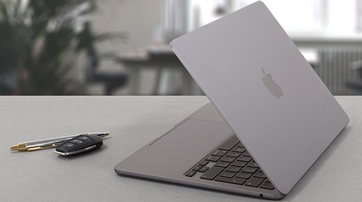 Tổng quan về Macbook với một chiếc Macbook Air M2 màu bạc thanh lịch