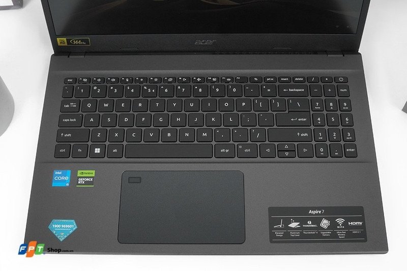 Touchpad rộng rãi và cảm biến vân tay tích hợp trên laptop Acer Aspire 7 A715-76G-73FM.