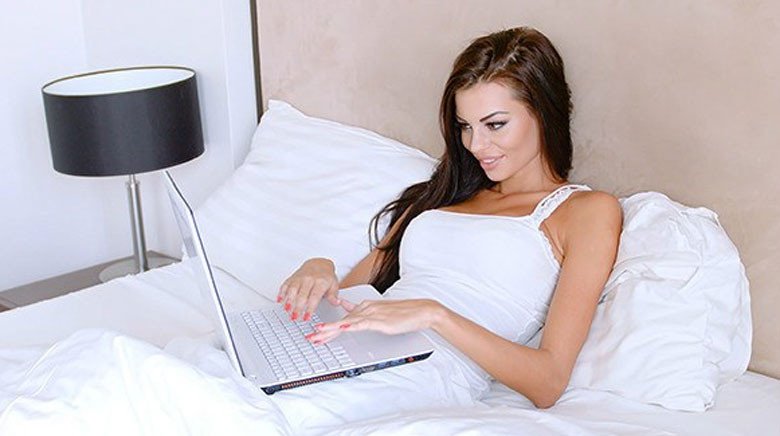 tránh để laptop trên mềm khi sạc