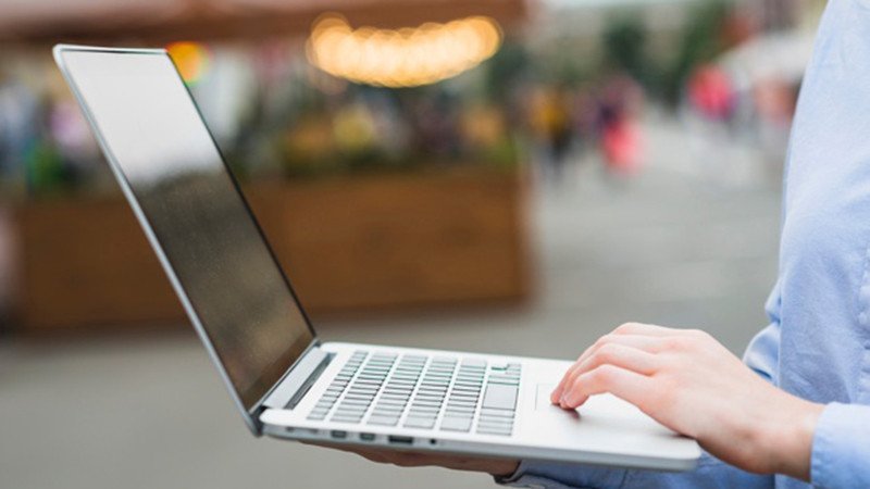 Tránh di chuyển laptop khi đang chạy, đặc biệt là với ổ HDD, để bảo vệ ổ cứng và dữ liệu.