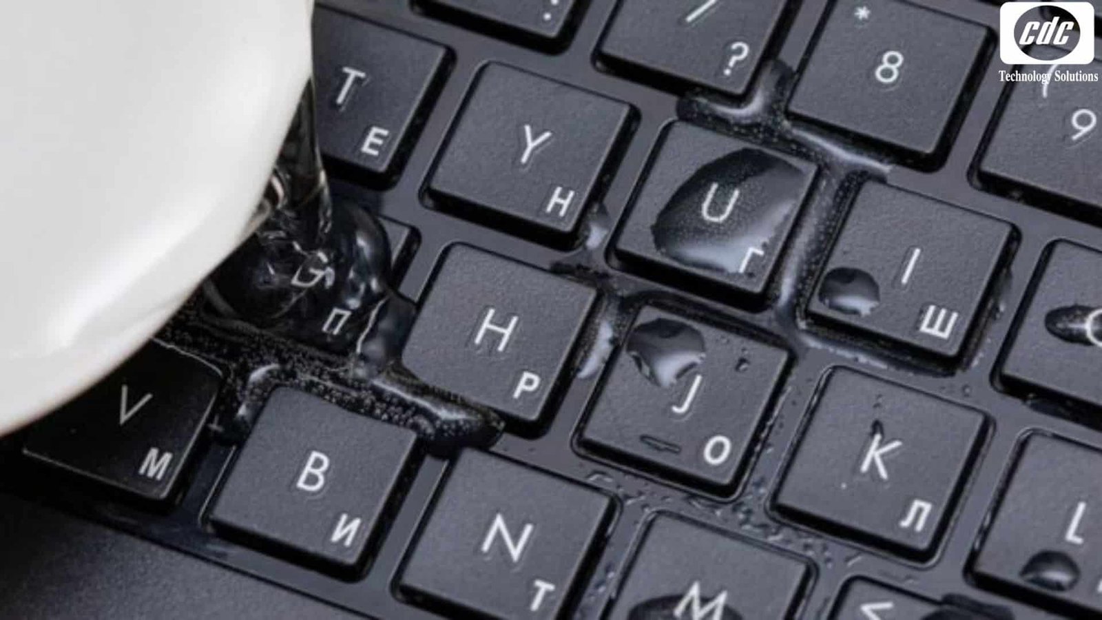 Tránh đổ chất lỏng và thức ăn lên bàn phím laptop