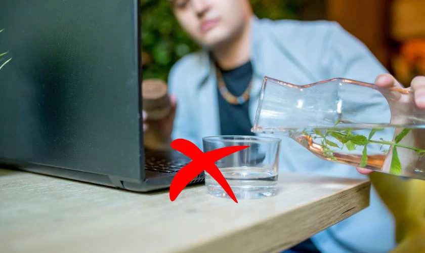 Tránh làm đổ nước hoặc chất lỏng lên laptop Dell để bảo vệ máy