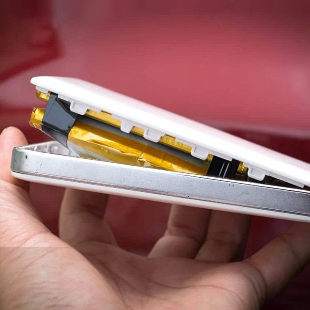 Tránh mua sạc dự phòng laptop có chất liệu vỏ kém bền