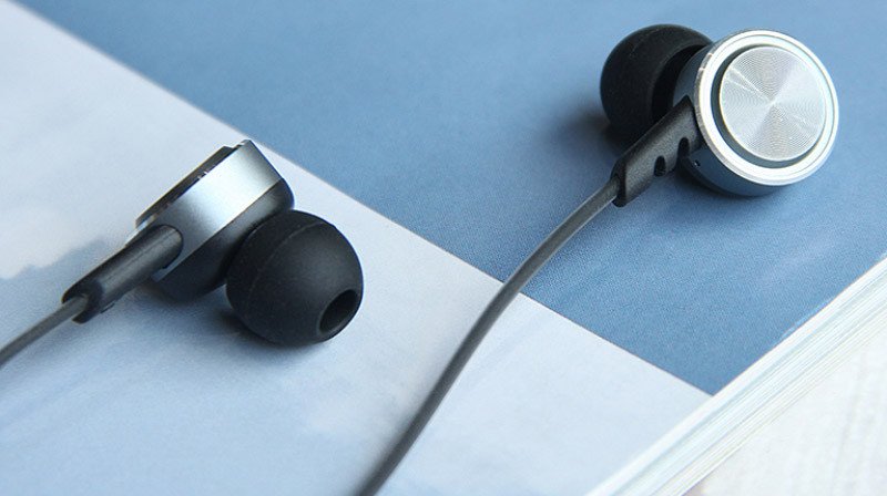 Tránh va đập mạnh để bảo vệ các đầu nối và dây bên trong tai nghe khỏi hư hỏng