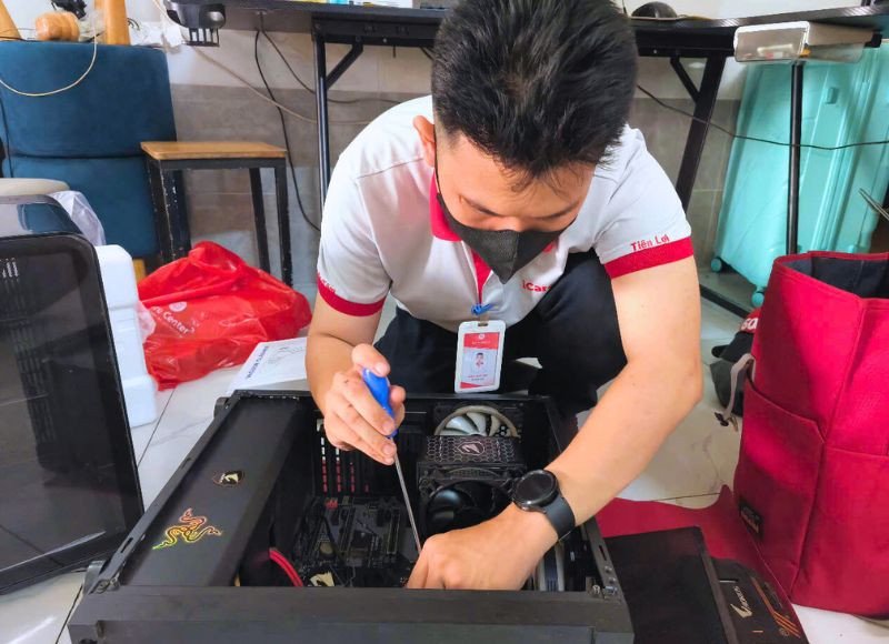 Trao đổi giải pháp sửa laptop ở Thủ Đức giữa kỹ thuật viên và khách hàng.