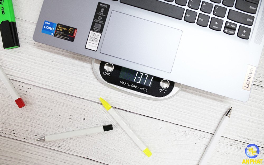 Trọng lượng chỉ 1,37kg của laptop Lenovo IdeaPad Slim 3 14IAH8 83EQ0004VN