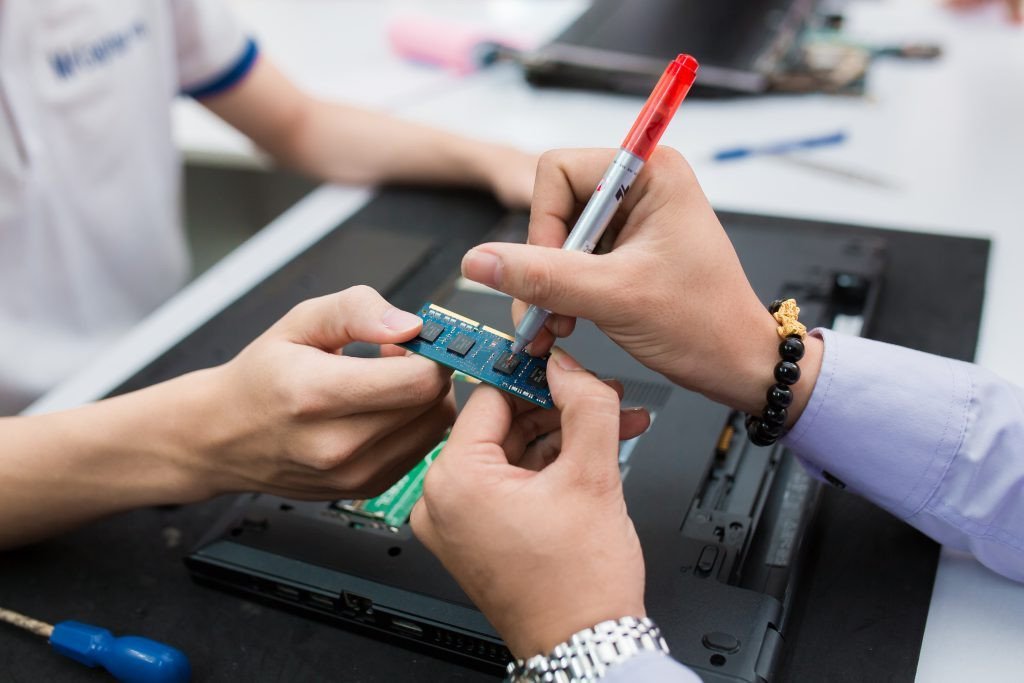 Tư vấn chi phí sửa laptop bị vào nước