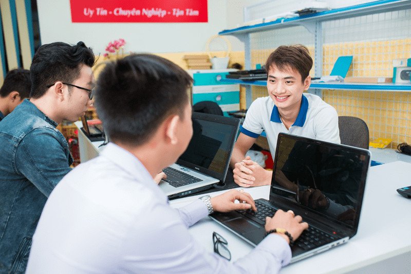 Tư vấn khách hàng về dịch vụ sửa laptop