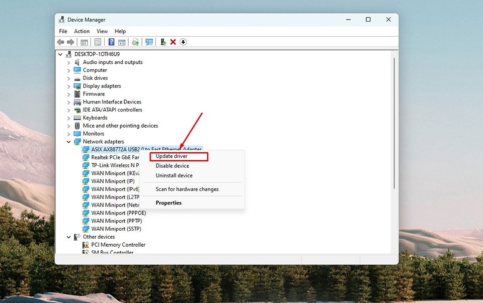 Tùy chọn "Update driver" (Cập nhật trình điều khiển) cho bộ điều hợp Wi-Fi trong Device Manager, khắc phục sự cố kết nối mạng không dây.