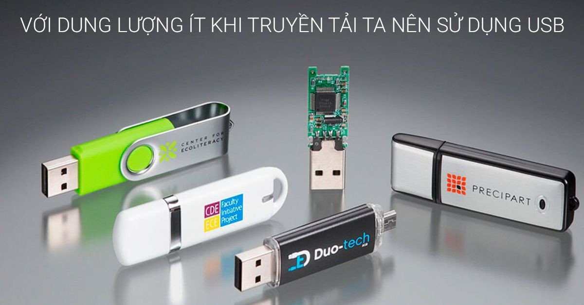 USB đang truyền dữ liệu từ laptop cũ sang laptop mới nhanh chóng