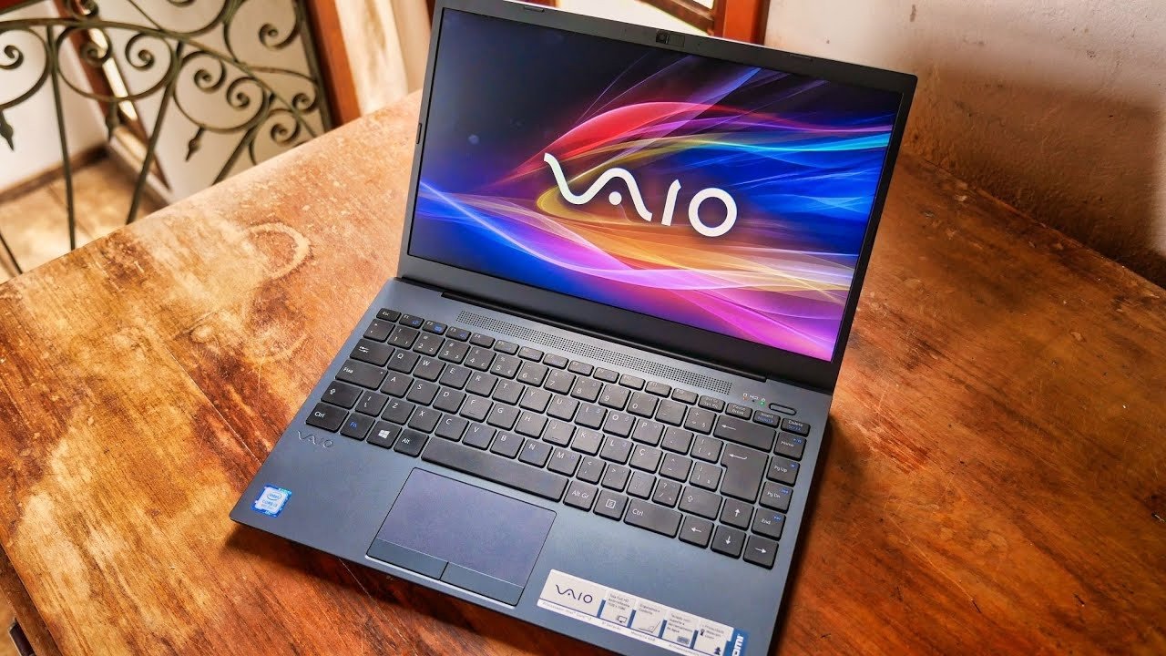 VAIO FE14 với thiết kế nâng bàn phím tiện lợi, mang lại sự thoải mái khi sử dụng laptop cho văn phòng.