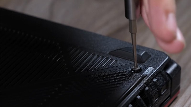 Vặn ốc cố định nắp máy