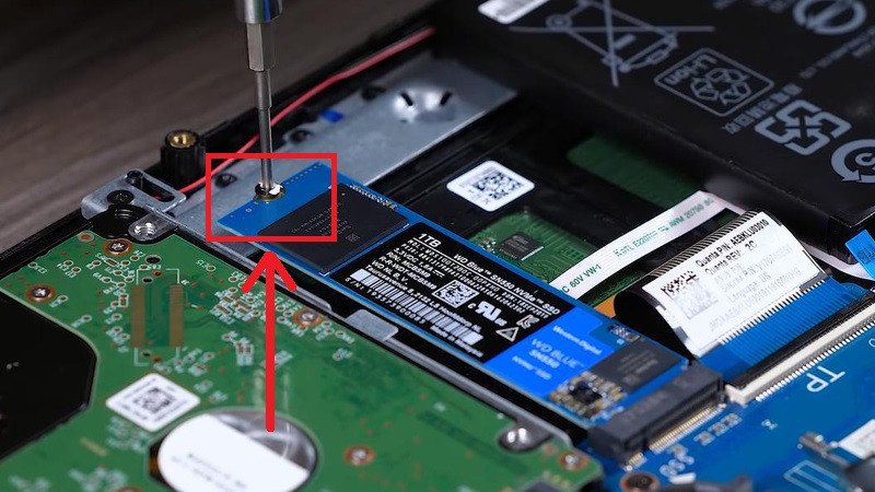 Vặn ốc cố định ổ cứng SSD mới