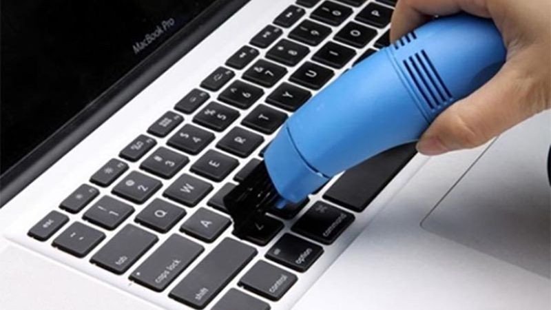 Vệ sinh bàn phím laptop an toàn