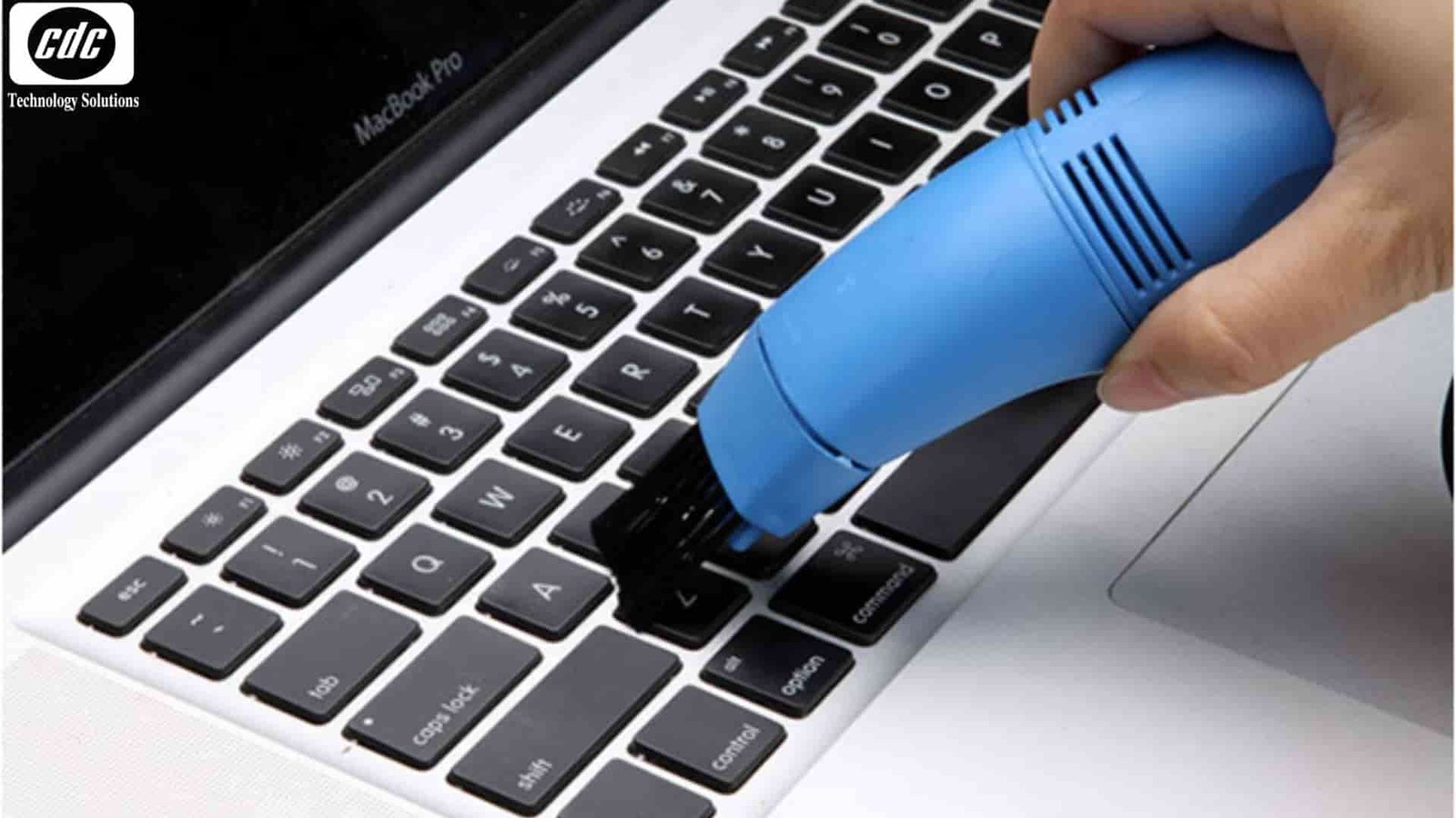 Vệ sinh bàn phím laptop định kỳ bằng cọ và khăn mềm