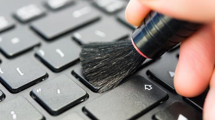 Vệ sinh bàn phím laptop định kỳ để đảm bảo hoạt động chức năng của các phím