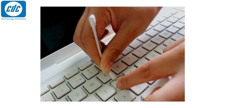 Vệ sinh bàn phím laptop định kỳ để tránh bung phím và các sự cố khác, bí quyết bảo dưỡng phím laptop