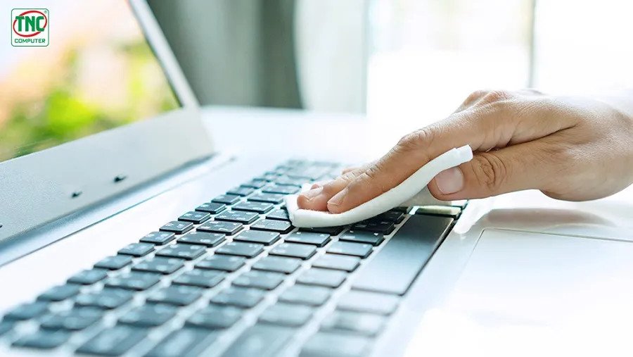 Vệ sinh bàn phím laptop loại bỏ bụi bẩn và vụn nhỏ