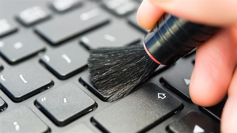 Vệ sinh bàn phím laptop thường xuyên giúp phòng tránh lỗi và kéo dài tuổi thọ