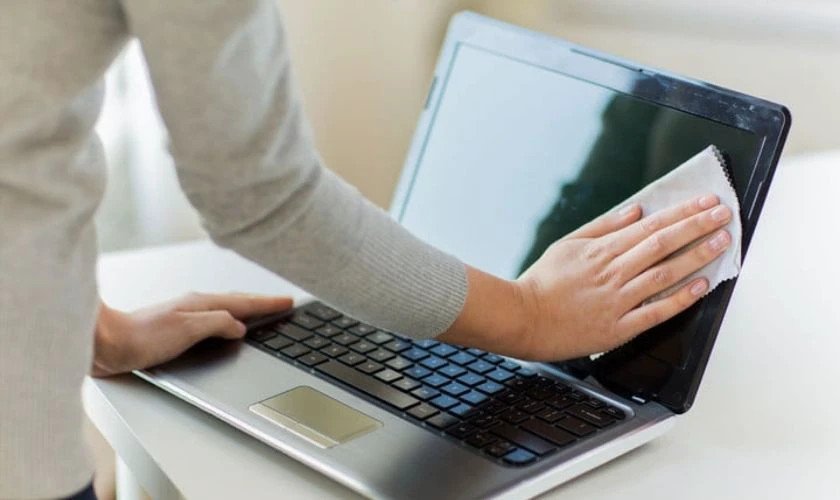 Vệ sinh bề mặt màn hình laptop để loại bỏ bụi bẩn và ố vàng