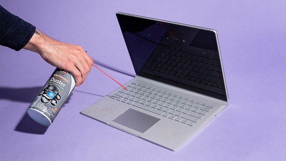 Vệ sinh các dòng laptop phổ thông thường đơn giản hơn