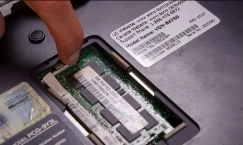 Vệ sinh cẩn thận khe cắm RAM, một nguyên nhân khiến màn hình laptop bị giật sọc ngang