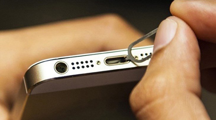 Vệ sinh cổng kết nối tai nghe thường xuyên giúp iPhone nhận diện tai nghe tốt hơn