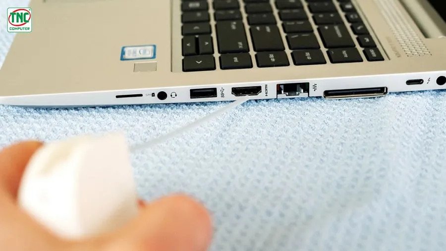 Vệ sinh cổng kết nối và loa laptop