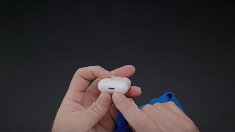 Vệ sinh cổng sạc tai nghe Bluetooth giúp cải thiện khả năng sạc