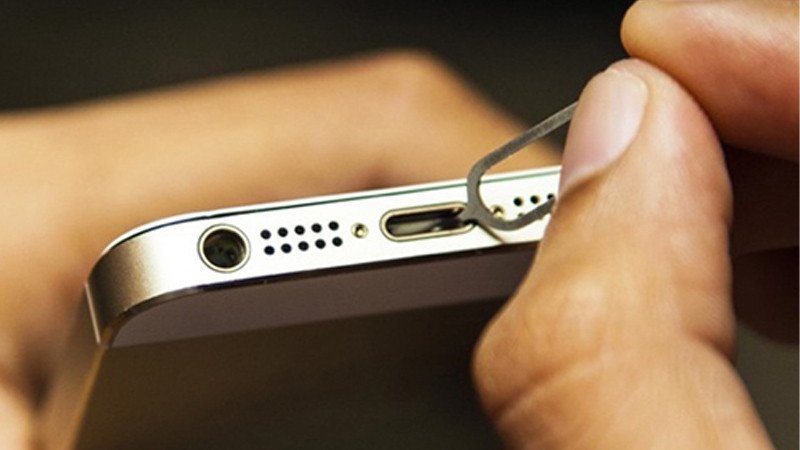 Vệ sinh cổng tai nghe trên điện thoại để loại bỏ bụi bẩn gây lỗi