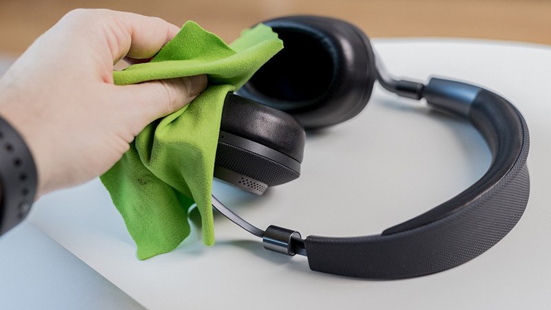 Vệ sinh đệm tai nghe bằng khăn mềm ẩm để giữ sạch sẽ