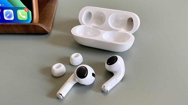Vệ sinh định kỳ cổng sạc AirPod để đảm bảo kết nối
