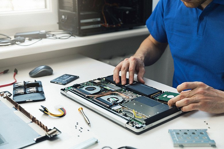Vệ sinh định kỳ giúp laptop không bị đứng máy và giảm tiếng ồn