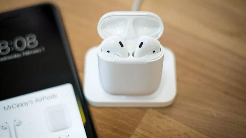 Vệ sinh định kỳ hộp sạc AirPod để duy trì hiệu suất pin tối ưu