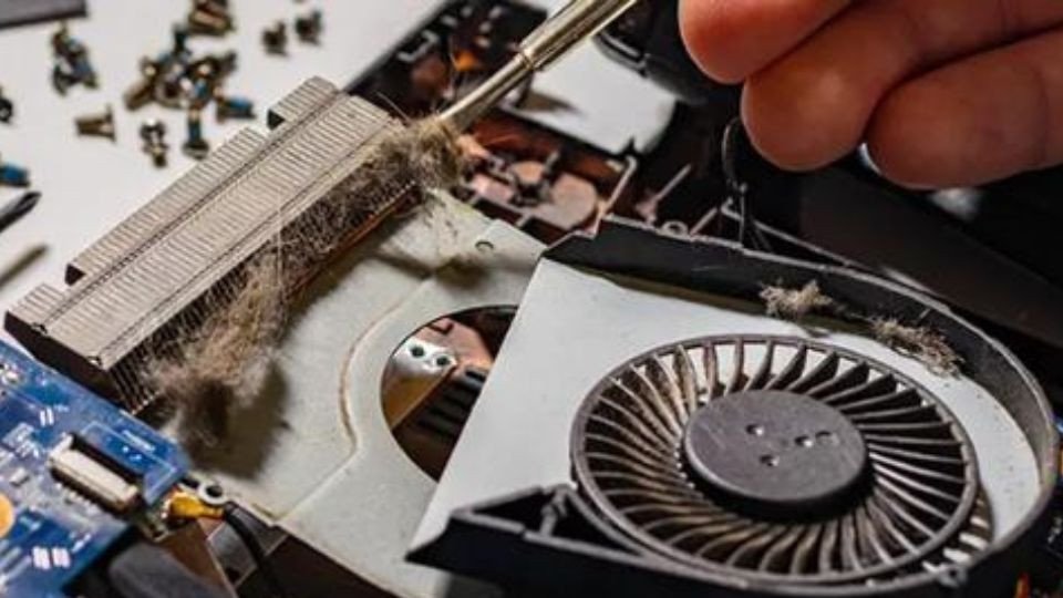 Vệ sinh hệ thống tản nhiệt để ngăn ngừa laptop bị đơ