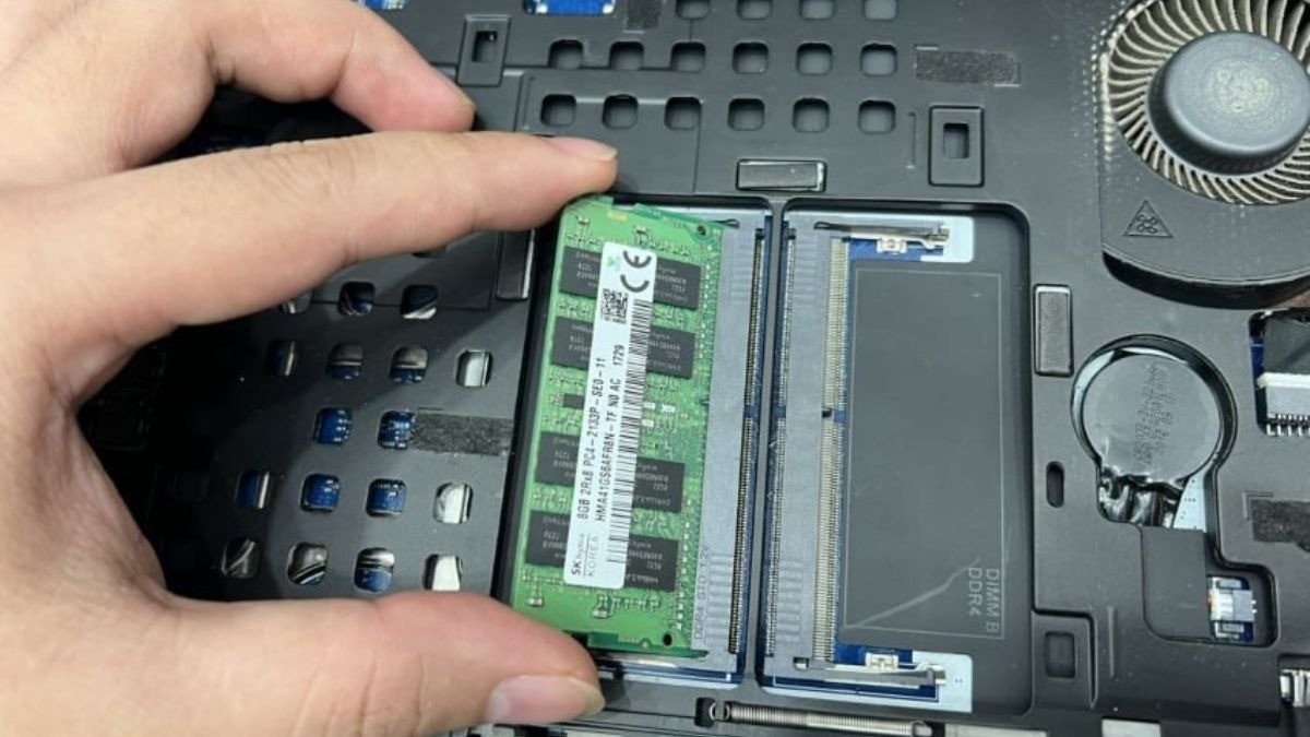 Vệ sinh khe cắm RAM có thể giúp khắc phục lỗi laptop lên logo rồi tắt