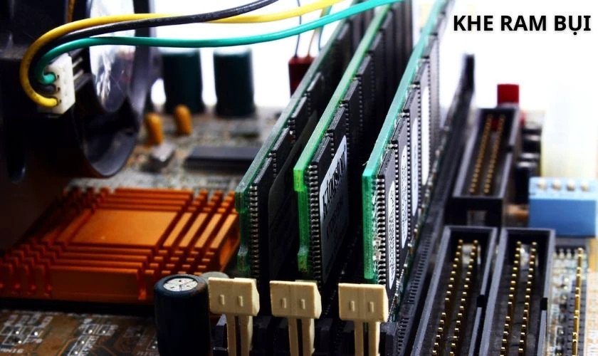 Vệ sinh khe cắm RAM để khắc phục sọc màn hình laptop