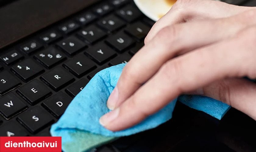 Vệ sinh laptop bị dính nước cần được xử lý khẩn cấp và cẩn thận