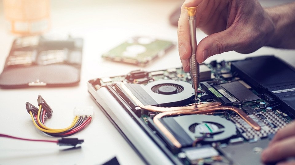Vệ sinh laptop có cấu hình phức tạp sẽ mất nhiều chi phí hơn