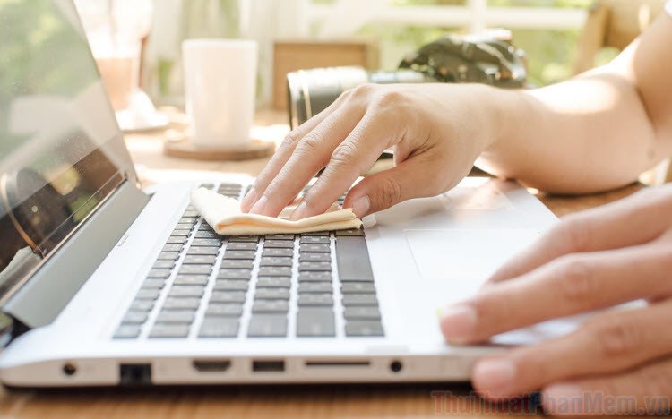 Vệ sinh laptop Dell định kỳ giúp tránh lỗi treo logo khi mở máy