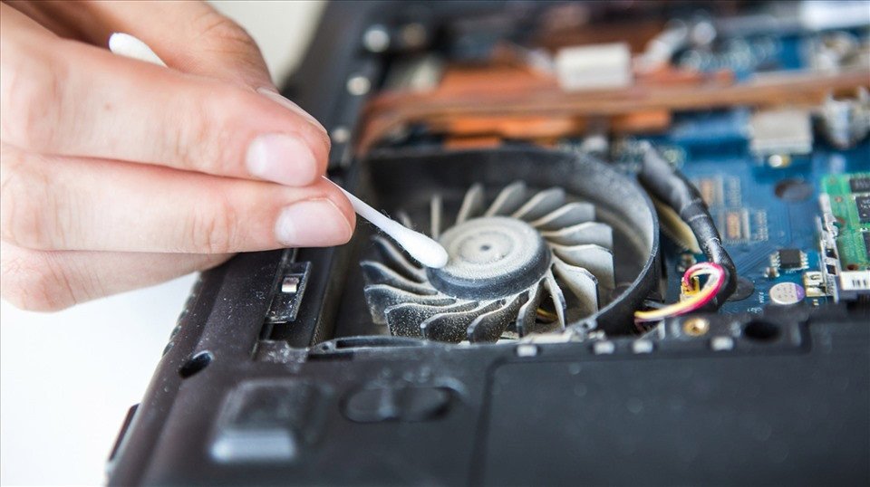 Vệ sinh laptop định kỳ giúp máy hoạt động bền bỉ hơn