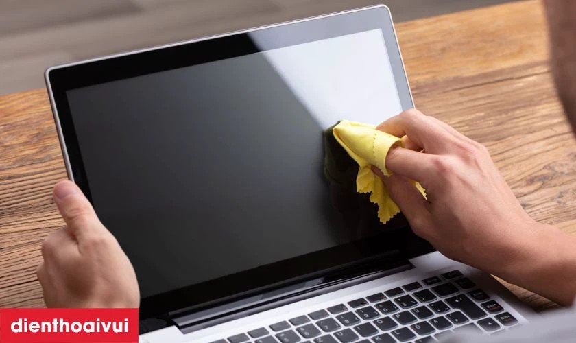 Vệ sinh màn hình laptop đúng cách để bảo vệ chất lượng hiển thị