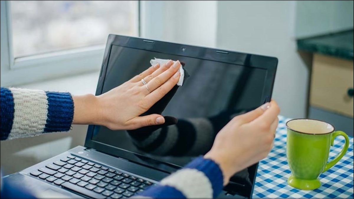 Vệ sinh ống kính camera laptop để khắc phục hình ảnh bị mờ